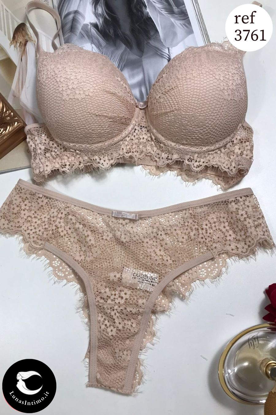 Completo in pizzo da donna con base delicata e slip coordinato Lunas Intimo color carne