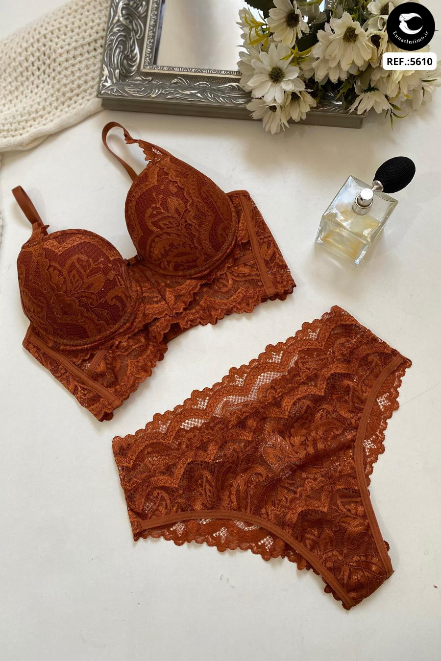 Completo Elettra in pizzo con coppe fisse e perizoma coordinato Lunas Intimo marrone